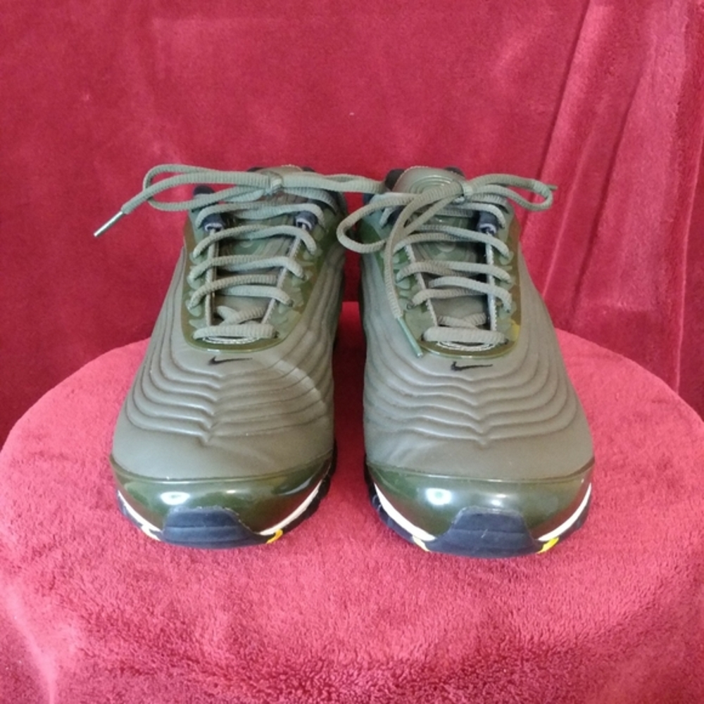 Men's size 8.5 Nike Air Max Deluxe SE AO8284-300. Gently Used. Original Box